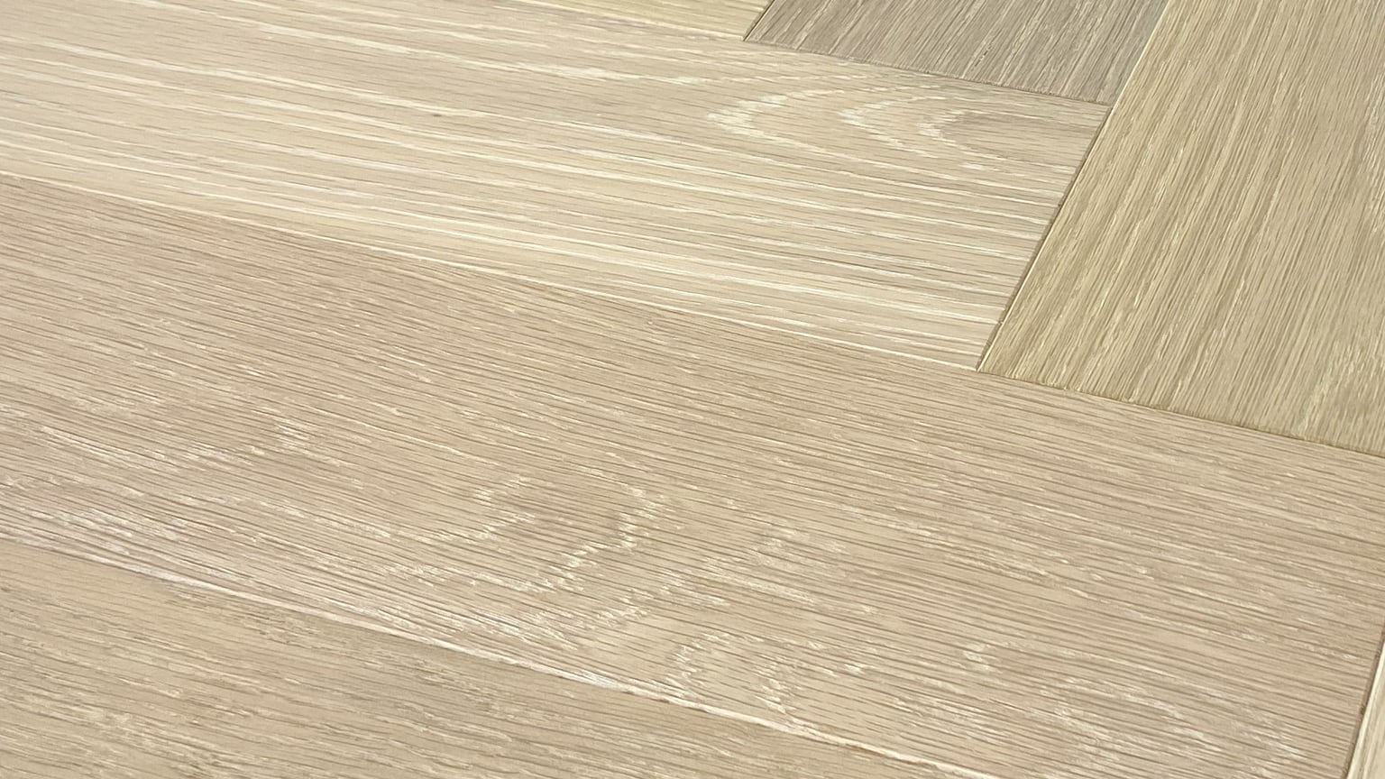 Monarch Plank Lago - Herringbone Devero, close-up of the floor surface at a low angle