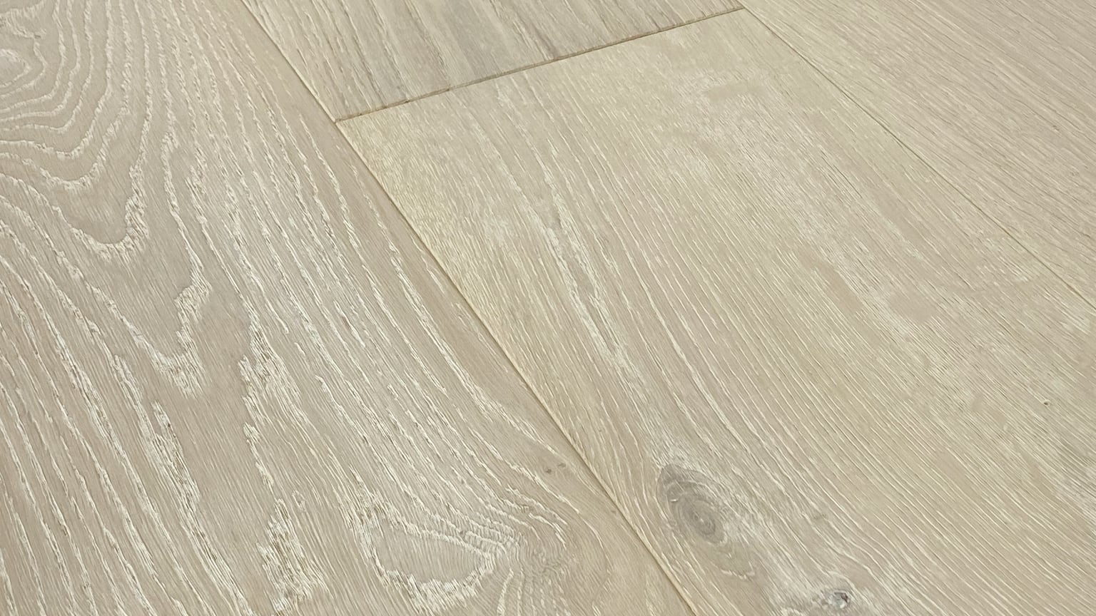 Monarch Plank Lago Como, close-up of the floor surface at a low angle