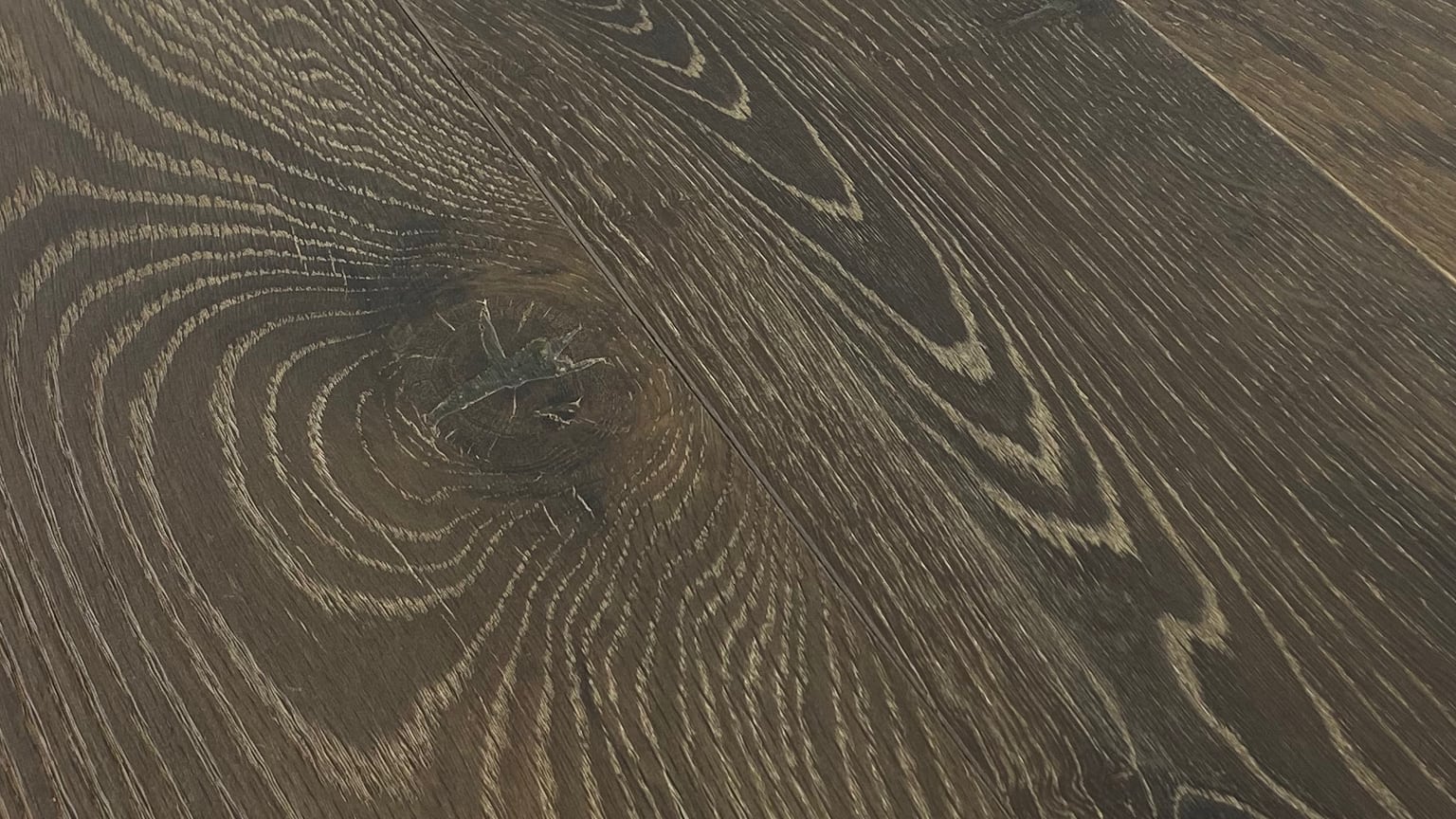 Monarch Plank Lago Moro, close-up of the floor surface at a low angle