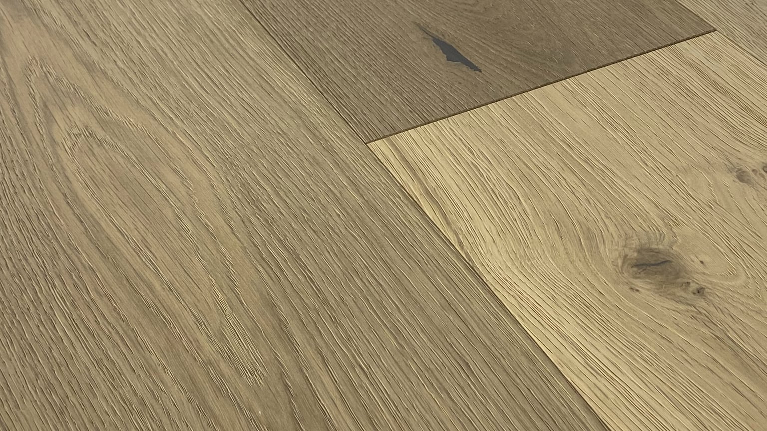Monarch Plank Tableau Renoir, close-up of the floor surface at a low angle