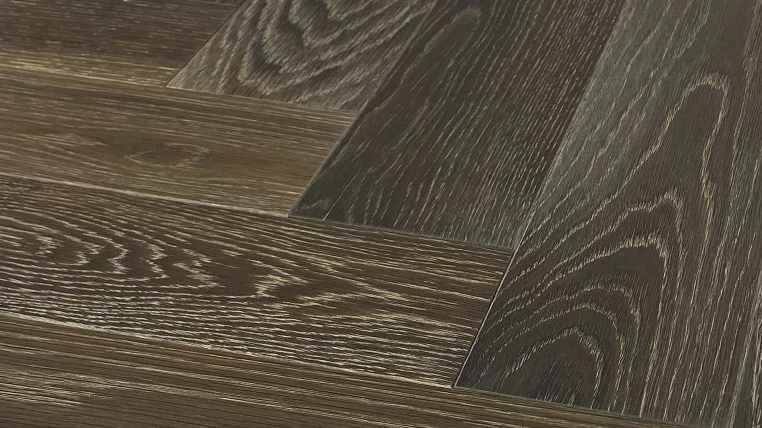 Monarch Plank Lago - Herringbone Moro, close-up of the floor surface at a low angle