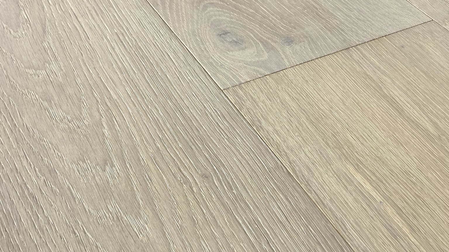 Monarch Plank Tableau Cezanne, close-up of the floor surface at a low angle