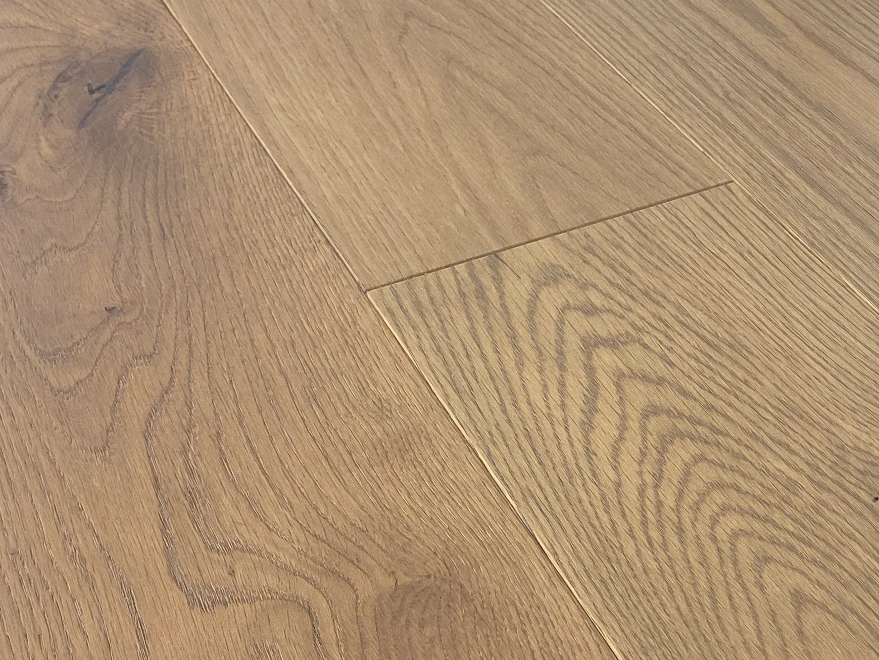 Angled view of an oak plank end joint with sharp cathedral grain